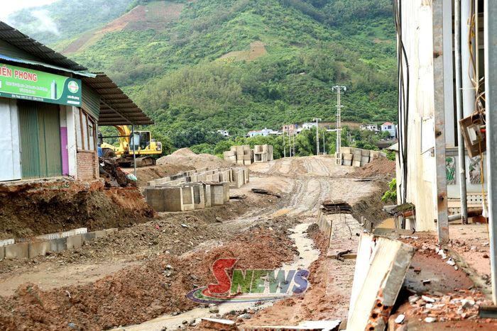 Dự án Cầu qua sông Mã, tại bản Pe Tiến, xã Chiềng Sơ, đang được hoàn thiện hạng mục mặt đường đầu cầu.