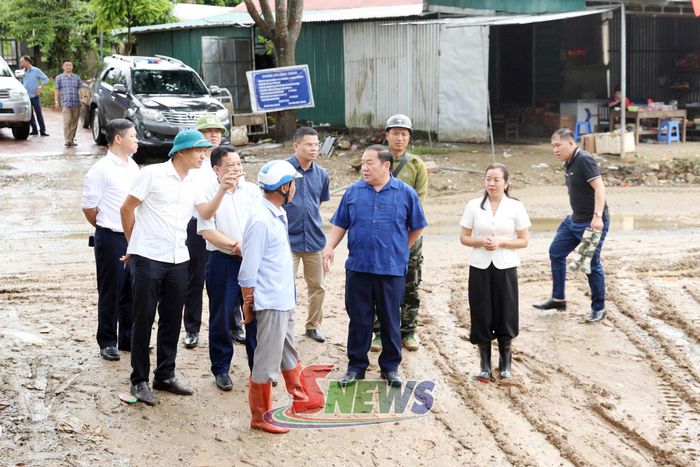Đồng chí Chá A Của cùng Đoàn công tác kiểm tra tiến độ Dự án Cầu qua sông Mã, tại bản Pe Tiến, xã Chiềng Sơ.