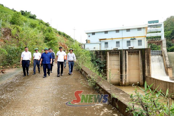 Đồng chí Chá A Của và Đoàn công tác kiểm tra Nhà máy thủy điện Nậm Công 3a, xã Huổi Một.
