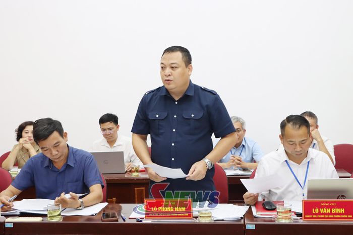 Lãnh đạo phường Chiềng Sinh báo cáo tại cuộc khảo sát.