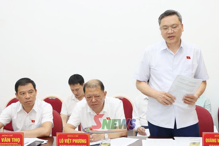 Đồng chí Phó Chủ tịch Hội đồng Dân tộc của Quốc hội phát biểu tại cuộc khảo sát.