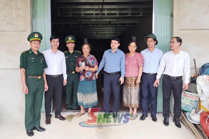 Đồng chí Phó Chủ tịch UBND tỉnh cùng Đoàn công tác thăm và động viên hộ gia đình bà Lò Thị Tưới, bản Mường Và, xã Sốp Cộp được hỗ trợ xóa nhà tạm.