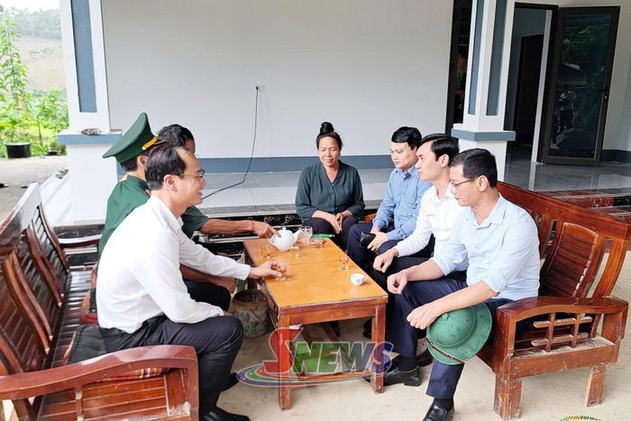 Đồng chí Phó Chủ tịch UBND tỉnh cùng Đoàn công tác kiểm tra công tác xóa nhà tạm tại xã Sốp Cộp.