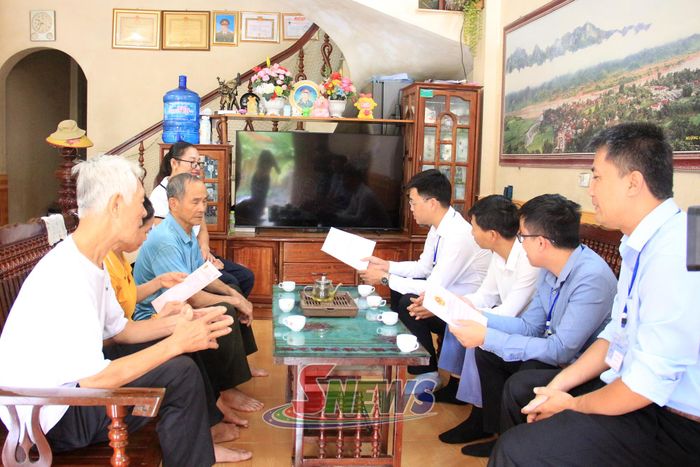 Cán bộ chuyên môn xã Quỳnh Nhai đến tận nhà dân để thu thập dữ liệu đất đai.