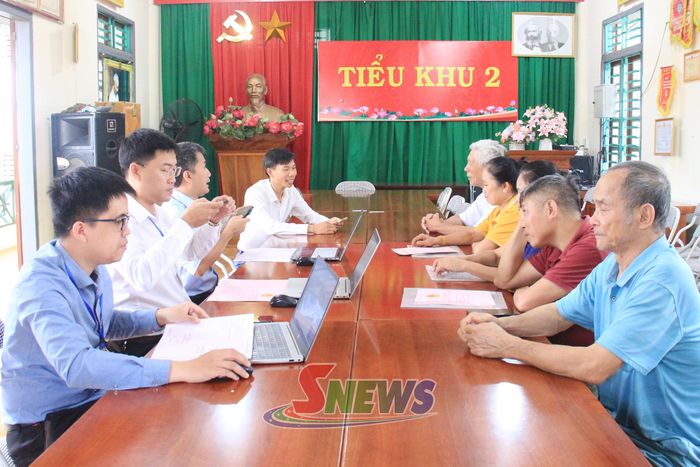 Cán bộ Phòng Nông nghiệp và Môi trường xã Quỳnh Nhai thu thập dữ liệu đất đai tại tiểu khu 2.