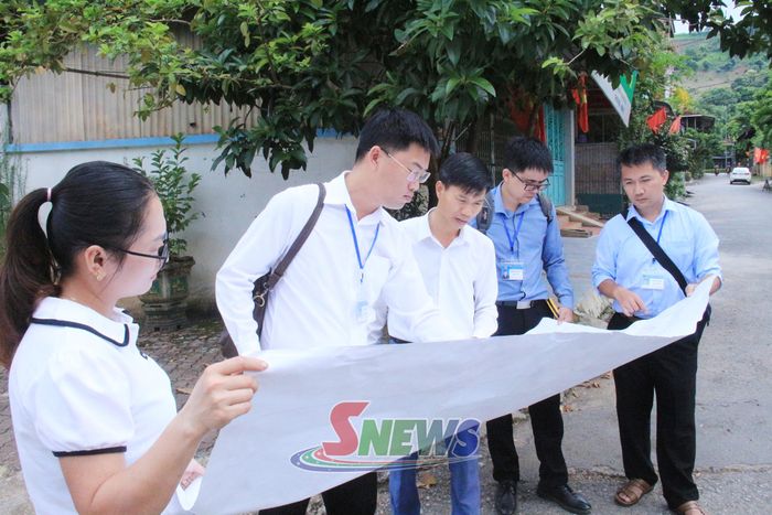 Cán bộ Phòng Nông nghiệp và Môi trường xã Quỳnh Nhai kiểm tra bản đồ địa chính.