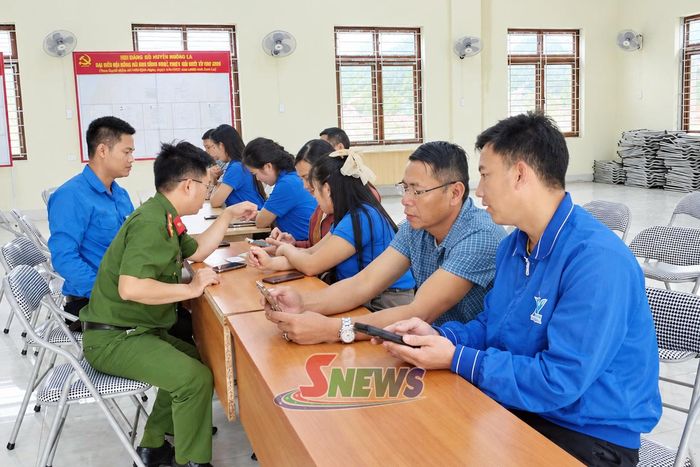 Tổ công nghệ số cộng đồng xã Ngọc Chiến hướng dẫn người dân kích hoạt sổ sức khỏe điện tử trên ứng dụng VNeID.