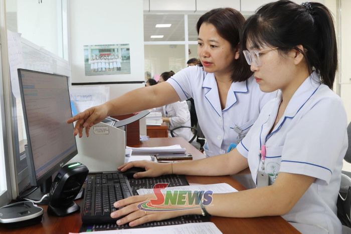 Cán bộ Bệnh viện Đa khoa tỉnh cập nhật dữ liệu lên Cổng dữ liệu sức khỏe của Bộ Y tế.