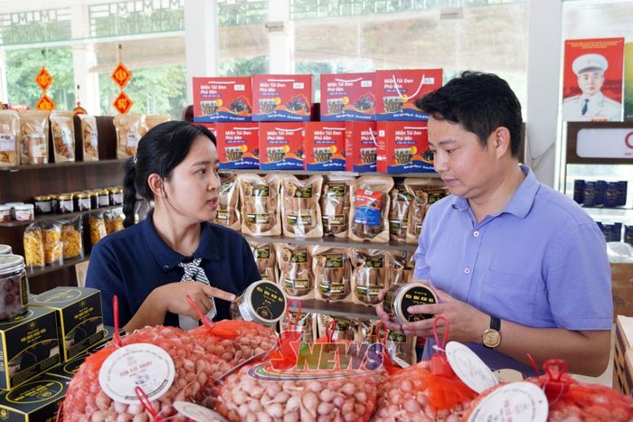 Khách hàng lựa chọn sản phẩm OCOP tại cửa hàng giới thiệu và tiêu thụ sản phẩm đặc sản Sơn La.