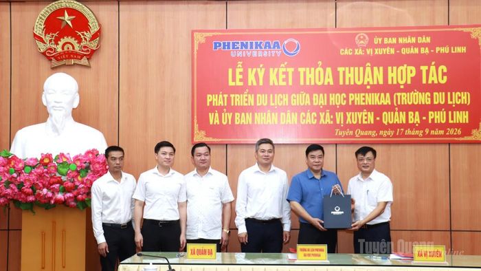 Đại diện trường Đại học Phenikaa tặng quà đồng chí Hoàng Gia Long, Phó Chủ tịch UBND tỉnh.
