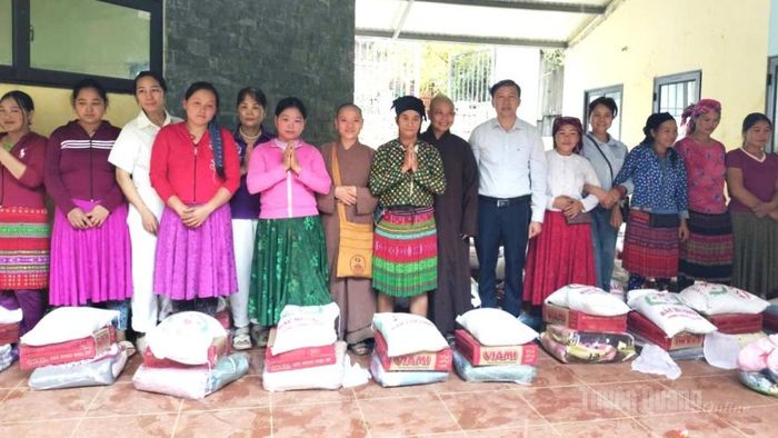 Ni sư Thích Đàm Toàn, Trụ trì Chùa Sùng Phúc tặng quà hộ khó khăn của xã Khâu Vai.