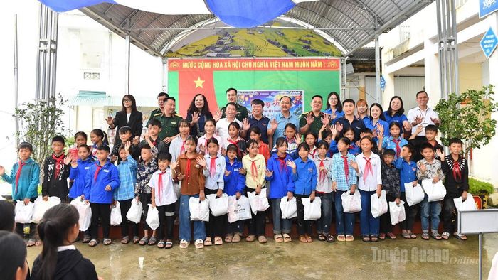 Các đại biểu, nhà tài trợ và các em học sinh Trường Dân tộc bán trú THCS Chiến Phố tại chương trình.