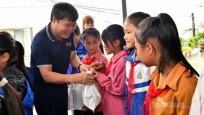 Đồng chí Mai Đức Thông, Giám đốc Báo và phát thanh, truyền hình Tuyên Quang trao quà cho các em học sinh.