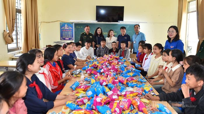Các đại biểu, thầy cô giáo và các em học sinh vui phá cỗ Trung thu tại lớp học.