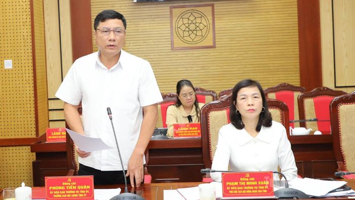 Trưởng ban Nội chính Tỉnh ủy Phùng Tiến Quân thảo luận tại hội nghị.