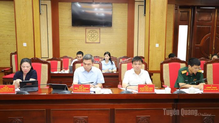 Các đồng chí: Lê Thị Kim Dung, Phó Bí thư Thường trực Tỉnh ủy, Trưởng đoàn ĐBQH khóa XVI tỉnh Tuyên Quang; Ma Thế Hồng, Phó Bí thư Tỉnh ủy, Chủ tịch Ủy ban MTTQ tỉnh dự hội nghị.