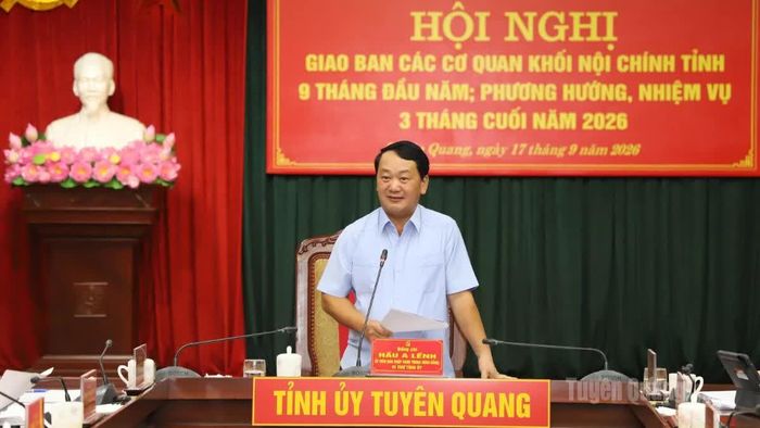 Bí thư Tỉnh ủy Hầu A Lềnh phát biểu kết luận hội nghị.