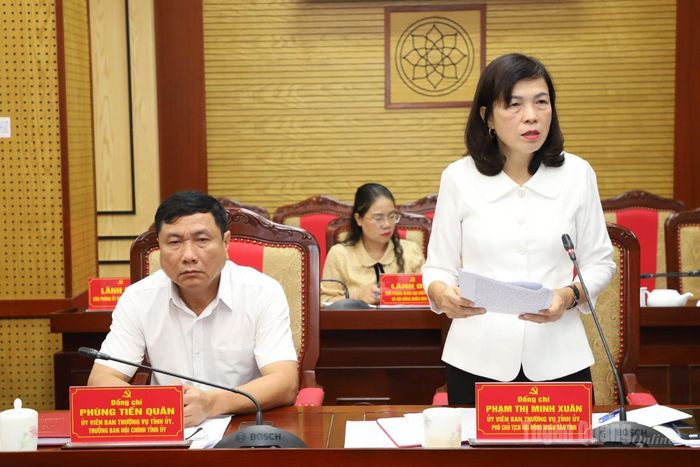 Phó Chủ tịch HĐND tỉnh Phạm Thị Minh Xuân thảo luận tại hội nghị.