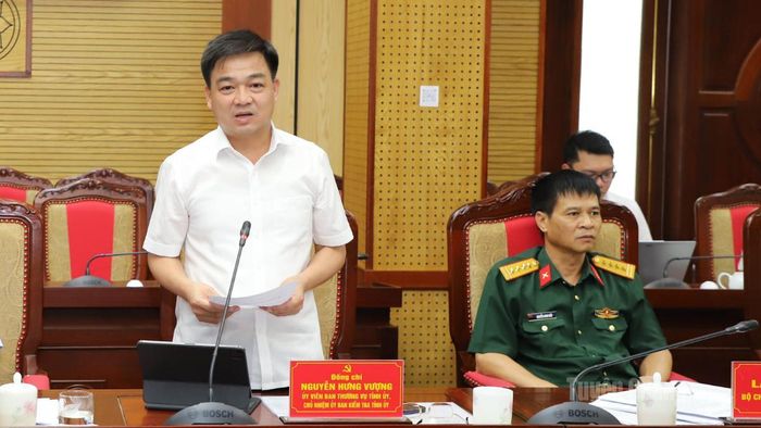 Chủ nhiệm UBKT Tỉnh ủy Nguyễn Hưng Vượng thảo luận tại hội nghị.