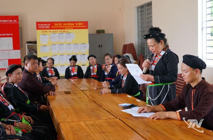 Người dân xã Bản Ngoại tham gia họp bàn, đóng góp ý kiến nhằm giữ gìn bản sắc văn hóa dân tộc.