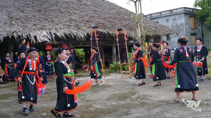Nghệ nhân Sấng Cọ trình diễn làn điệu dân ca cổ.