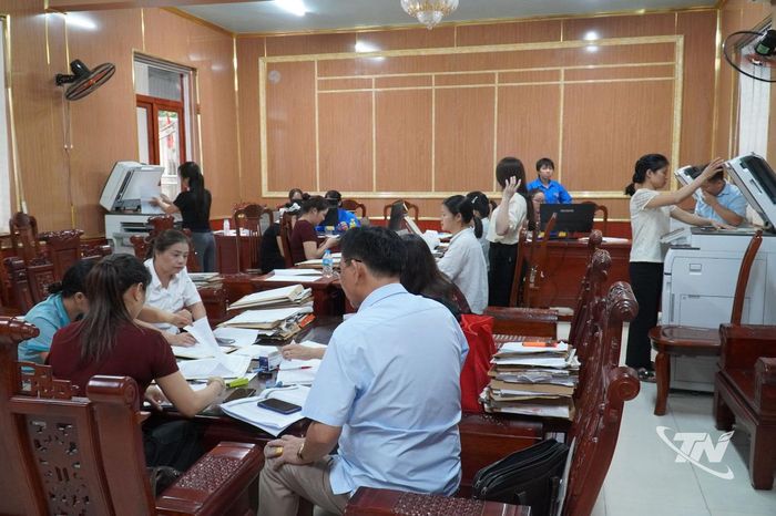 Số hóa hồ sơ đảng viên tại phường Tích Lương.