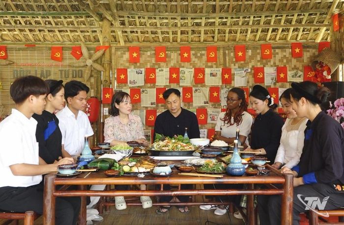 Chẻo cá lá trà là món ăn mang hương vị địa phương được giới thiệu tại Khu trải nghiệm Bản Cọ, xã Hợp Thành.