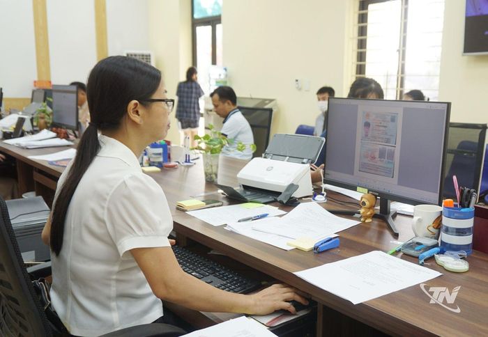 Các hồ sơ phát sinh được chuyên viên Trung tâm Phục vụ hành chính công phường Bá Xuyên số hóa và tiếp tục bổ sung, phục vụ công tác quản lý, khai thác.