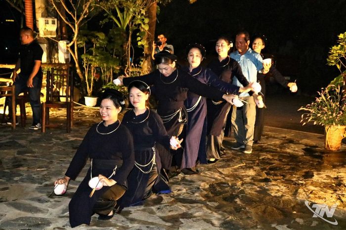 Múa bát, hoạt động văn hóa tạo trải nghiệm và thu hút du khách tham gia tại điểm du lịch cộng đồng.