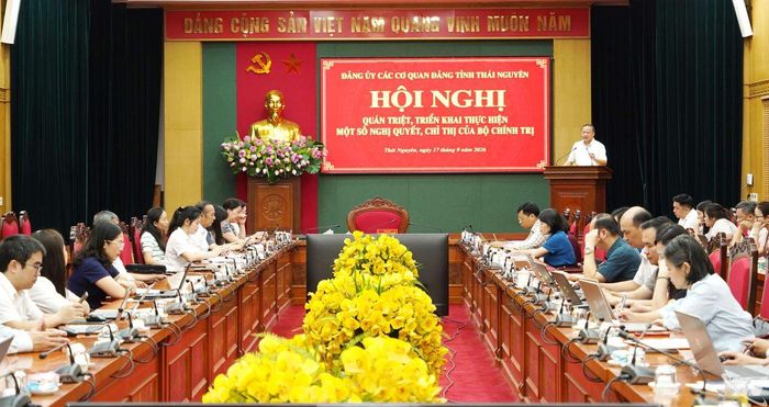 Đồng chí Hoàng Anh Trung, Phó Bí thư chuyên trách Đảng ủy các cơ quan Đảng tỉnh, quán triệt các nghị quyết, chỉ thị của Bộ Chính trị.