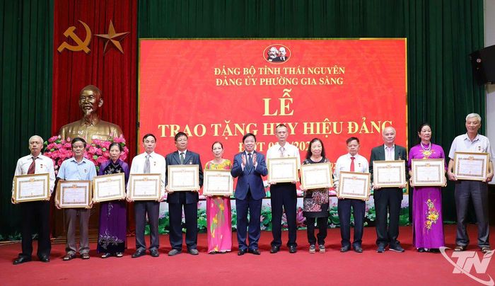 Đồng chí Phó Bí thư Tỉnh ủy, Chủ tịch HĐND tỉnh trao Huy hiệu Đảng cho các đảng viên.