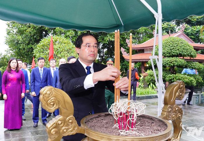 Đồng chí Bí thư Tỉnh ủy dâng hương tại Nhà tưởng niệm Chủ tịch Hồ Chí Minh.