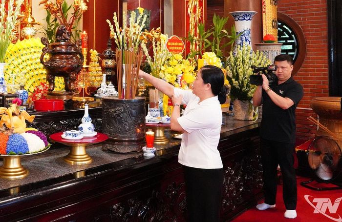 Các đại biểu dâng hương.