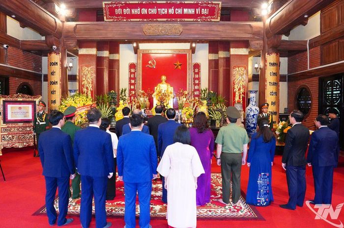 Đoàn đại biểu tỉnh Thái Nguyên dâng hương tưởng niệm Chủ tịch Hồ Chí Minh.