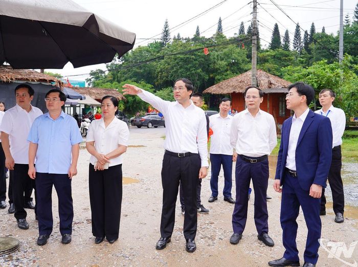Đồng chí Bí thư Tỉnh ủy và Đoàn khảo sát khu vực dự kiến đặt Tượng đài Chủ tịch Hồ Chí Minh tại ATK Định Hóa.