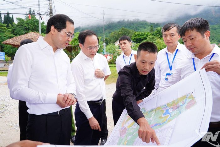 Đồng chí Bí thư Tỉnh ủy nghe báo cáo phương án triển khai Dự án xây dựng Tượng đài Chủ tịch Hồ Chí Minh và các hạng mục liên quan.