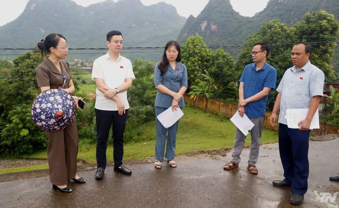 Đoàn khảo sát Ban Dân tộc HĐND tỉnh kiểm tra thực địa tuyến đường vào hồ Quán Chẽ, xã Dân Tiến.