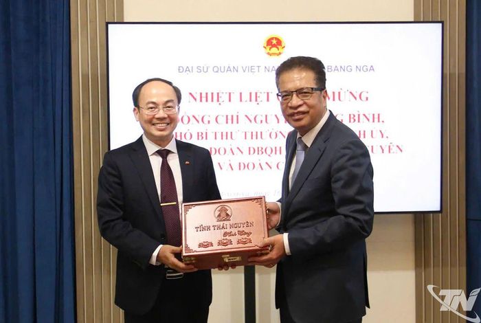 Đồng chí Nguyễn Đăng Bình tặng quà lưu niệm Đại sứ Đặc mệnh toàn quyền Việt Nam tại Liên bang Nga Đặng Minh Khôi.