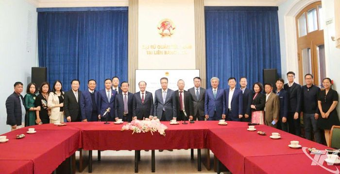 Đoàn công tác tỉnh Thái Nguyên và cán bộ, nhân viên Đại sứ quán Việt Nam tại Liên bang Nga chụp ảnh lưu niệm.