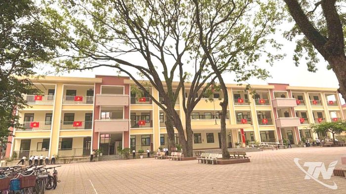 Trường THCS Đỗ Cận được đầu tư công trình nhà 3 tầng, với 15 phòng học và phòng chức năng.
