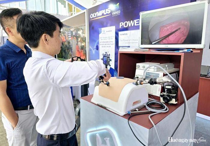  Trình diễn mô hình thực hành phẫu thuật nội soi tại khu vực triển lãm