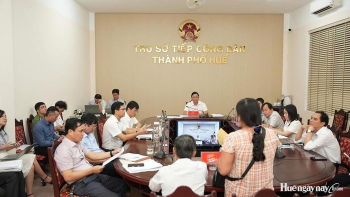 Phó Bí thư Thành ủy, Chủ tịch UBND thành phố Lê Trí Thanh lắng nghe kiến nghị của công dân.