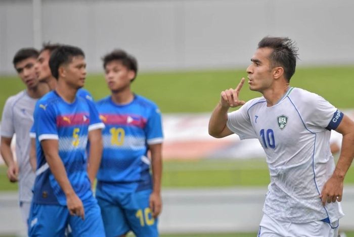 Nỗi thất vọng của U23 Philippines (áo xanh) khi toàn đội vỡ trận trước U23 Uzbekistan. Ảnh: Báo Lào Cai 