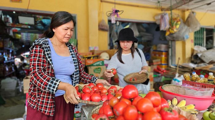 Hồng chín bày bán ở chợ A Lưới hoặc ven đường Hồ Chí Minh 