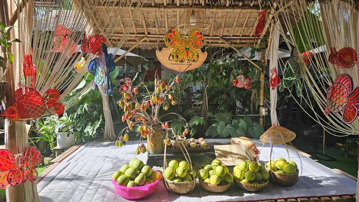 Hồng trang trí cùng nhiều thức quả chờ đón tiết Trung thu