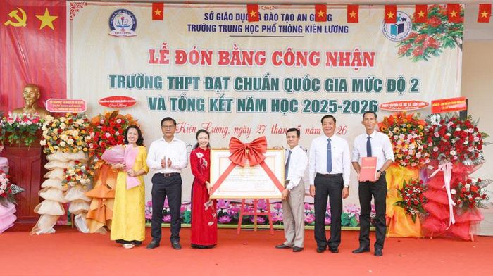 Lãnh đạo Sở Giáo dục và Đào tạo Tỉnh An Giang và lãnh đạo UBND xã Kiên Lương trao Bằng công nhận trường đạt tiêu chuẩn quốc gia mức độ 2 cho nhà trường