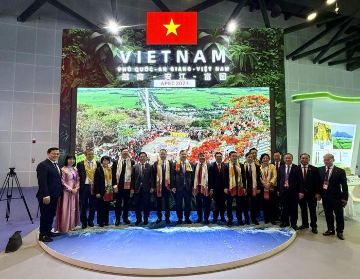 Phó Thủ tướng Thường trực Phạm Gia Túc cùng các đại biểu tại gian hàng "Thành phố Đẹp" tỉnh An Giang (Ảnh: VIETRADE)
