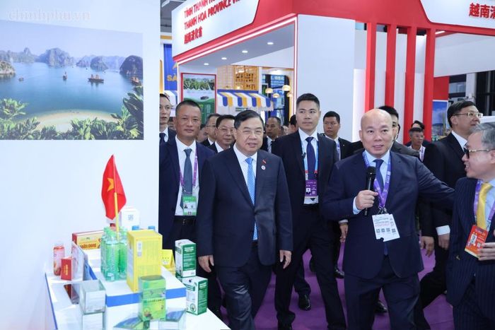 Phó Thủ tướng Thường trực Phạm Gia Túc thăm một số gian trưng bày của doanh nghiệp Việt Nam tại Hội chợ CAEXPO 2026 (Ảnh: VIETRADE)