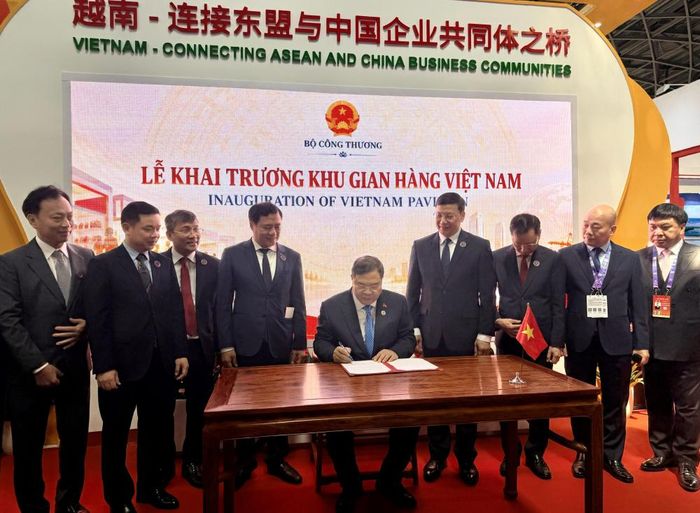 Phó Thủ tướng Thường trực Phạm Gia Túc viết lưu bút chúc mừng doanh nghiệp Việt Nam tham gia Hội chợ (Ảnh: VIETRADE)