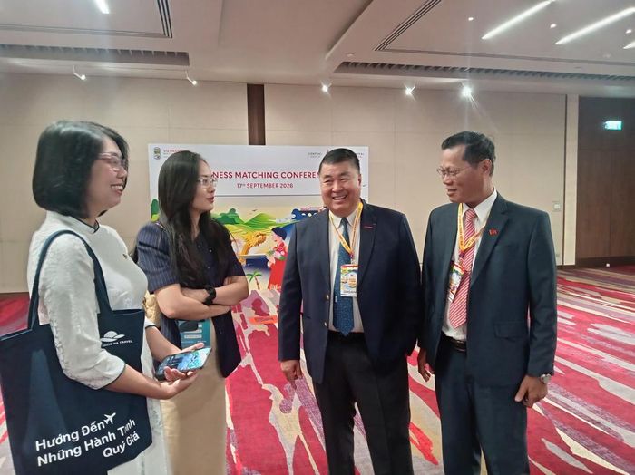 Ông Paul Le - Phó Tổng giám đốc Tập đoàn CENTRAL RETAIL (thứ hai bên phải) trao đổi với các doanh nghiệp tham gia B2B